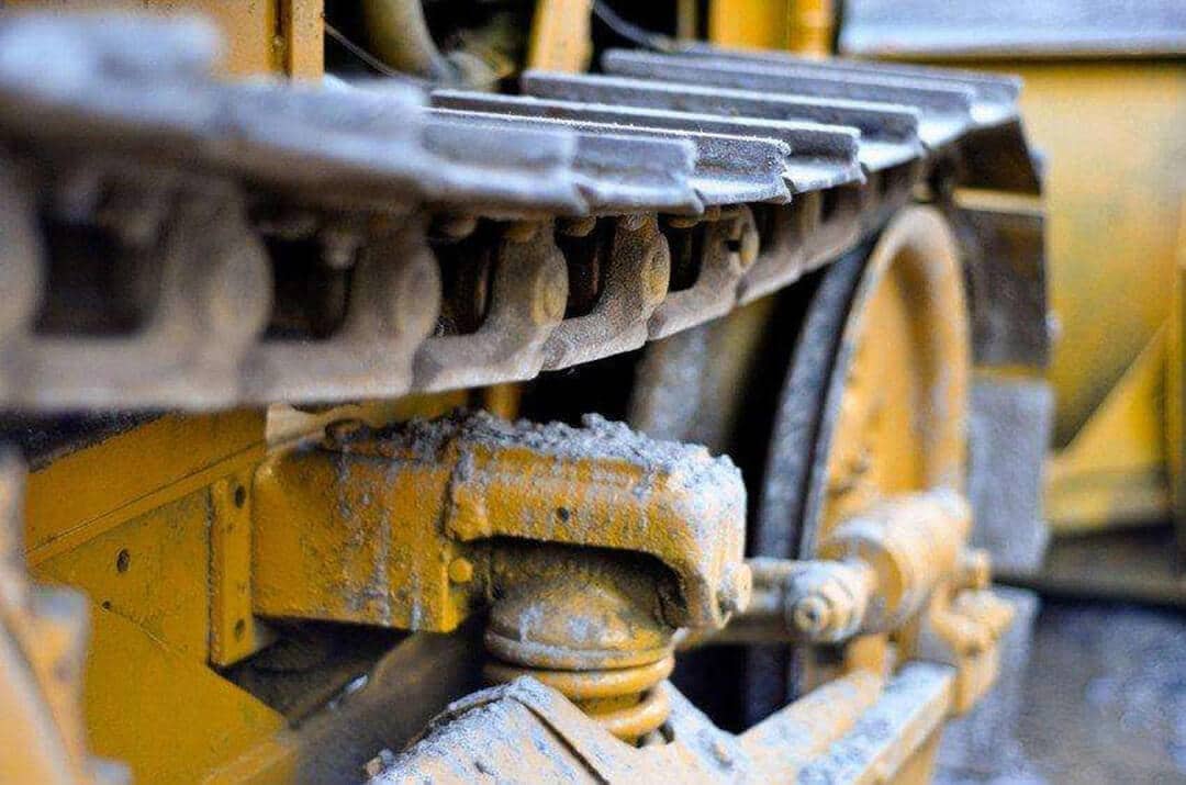 Lee más sobre el artículo Variables que Afectan la Vida Útil del Tren de Rodaje en excavadoras y bulldozer en la Maquinaria Pesada en Colombia