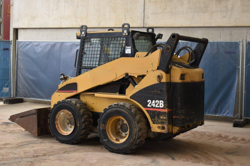 Minicargador cat 242b
