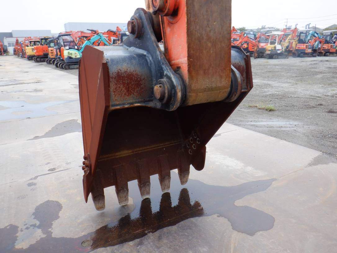 Maquinaria pesada usada Excavadora Hitachi ZX200X-5B SN X07487 (1)