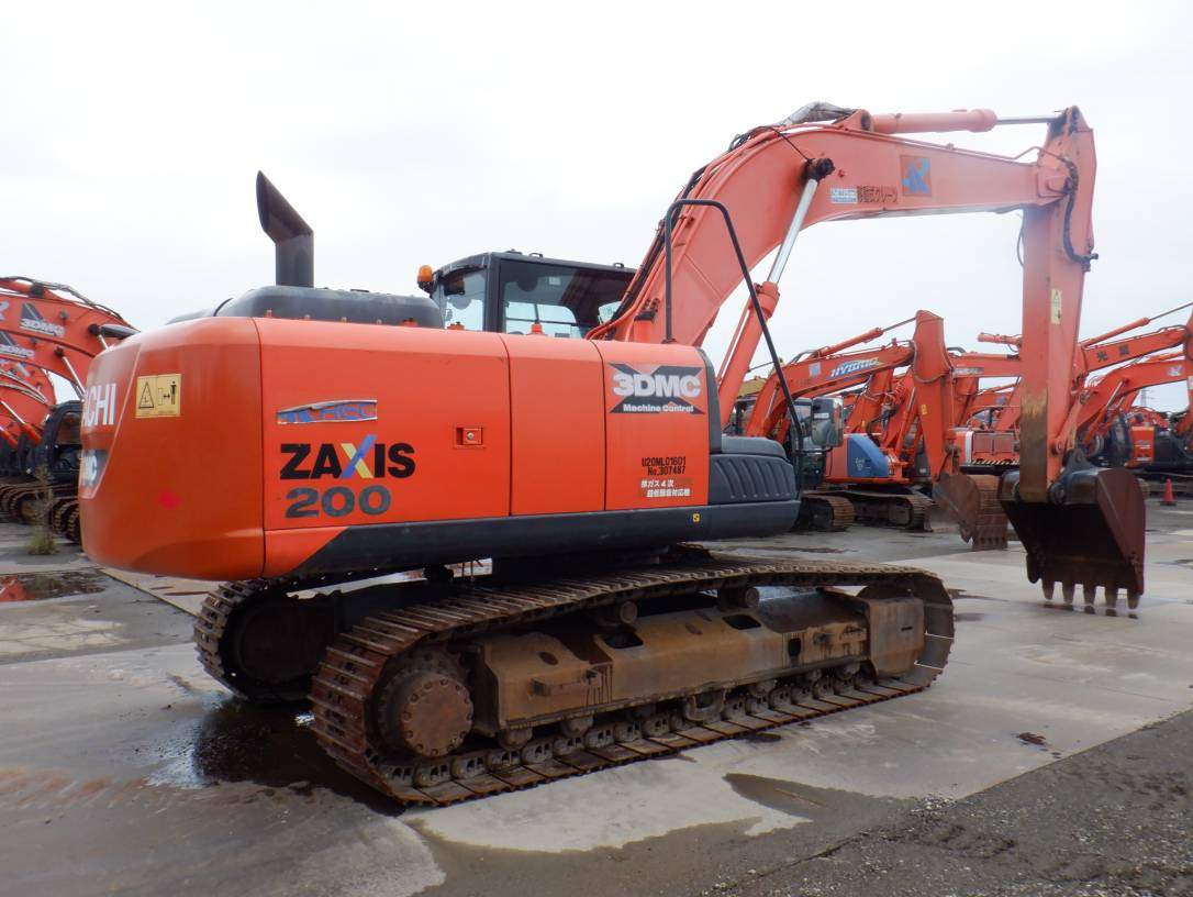 Maquinaria pesada usada Excavadora Hitachi ZX200X-5B SN X07487 (1)