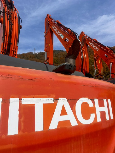Maquinaria pesada usada excavadora Hitachi ZX200-5B SN X03071 (1)