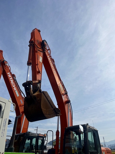 Maquinaria pesada usada excavadora Hitachi ZX200-5B SN X03071 (1)