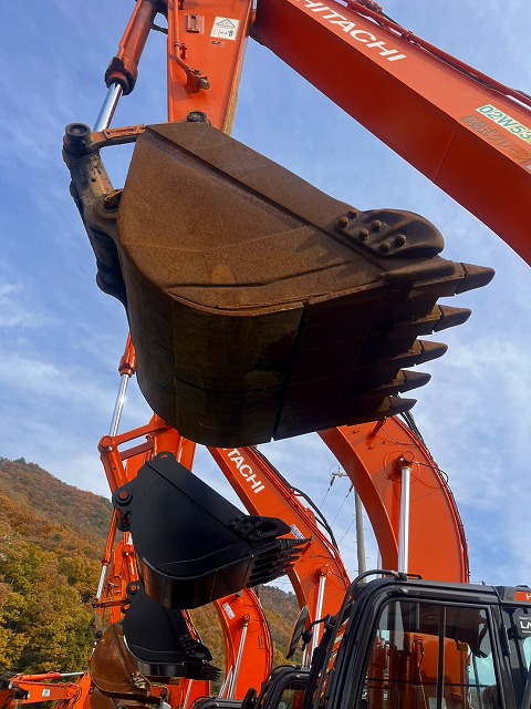 Maquinaria pesada usada excavadora Hitachi ZX200-5B SN X03071 (1)