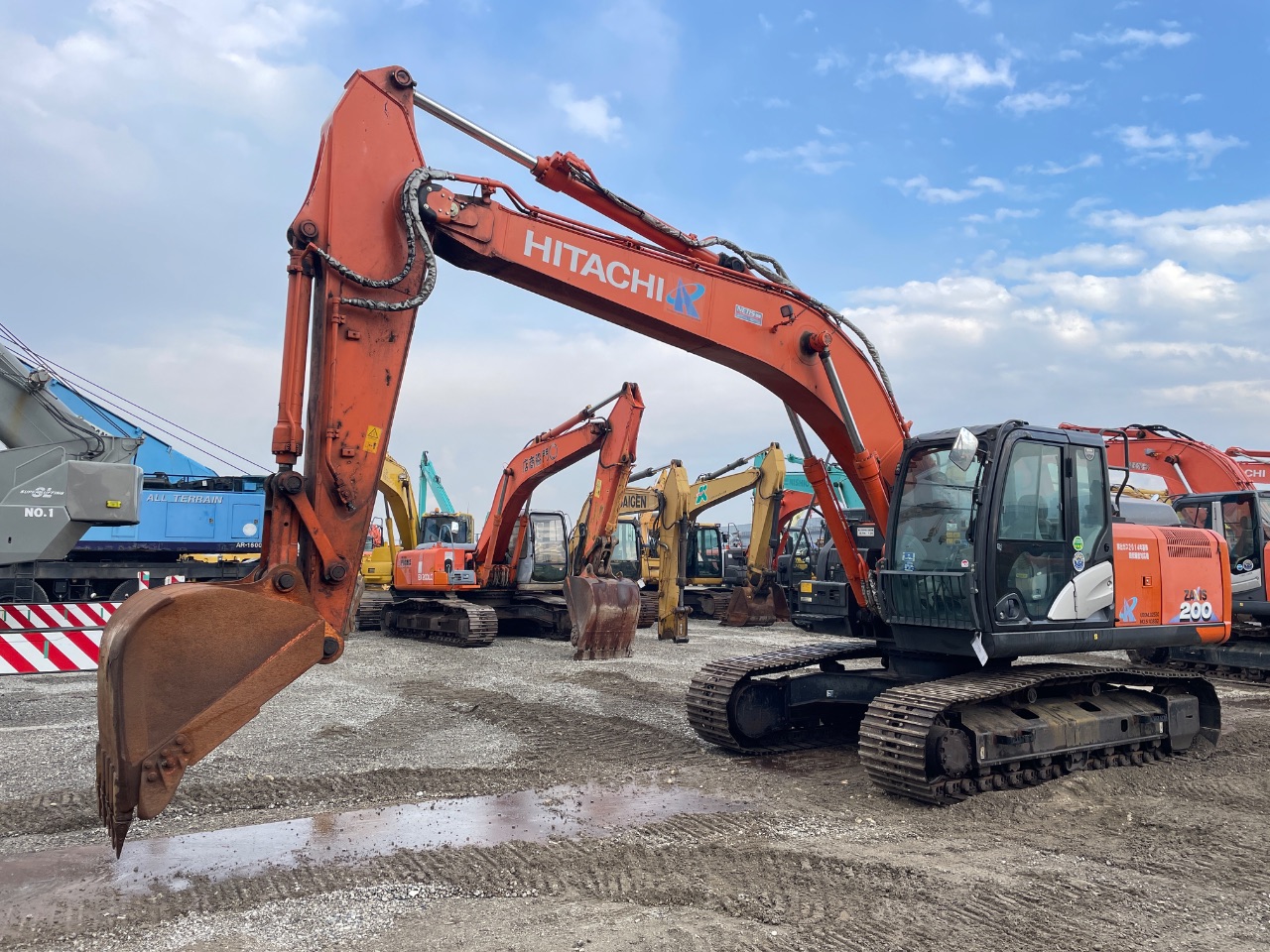 Maquinaria pesada usada excavadora Hitachi ZX200-6 SN X10832 (1)