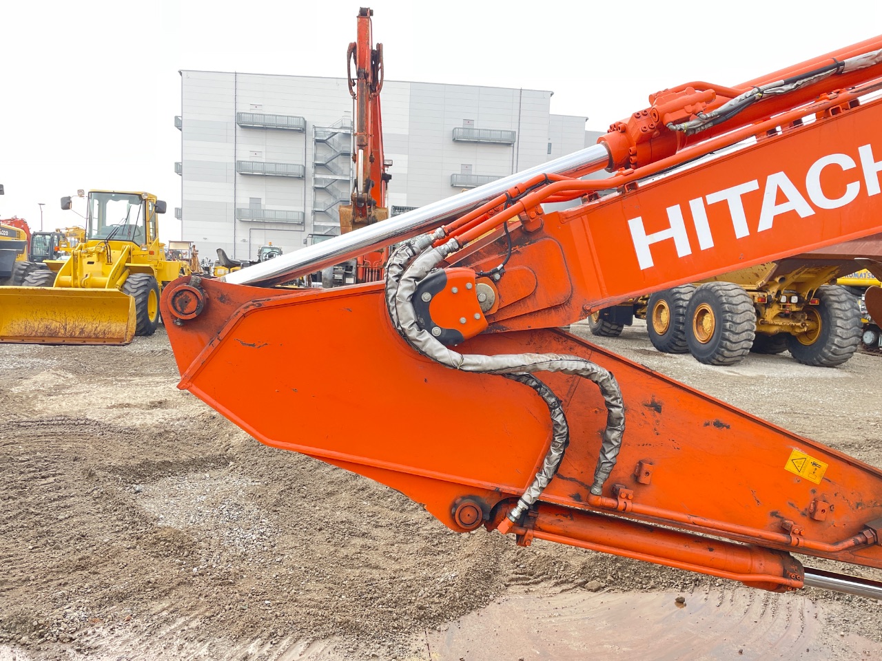 Maquinaria pesada usada excavadora Hitachi ZX200-6 SN X10832 (1)