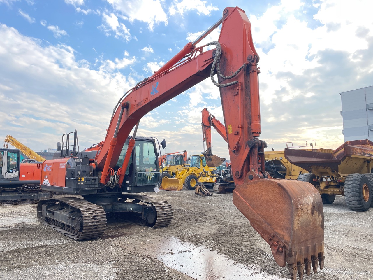 Maquinaria pesada usada excavadora Hitachi ZX200-6 SN X10832 (1)