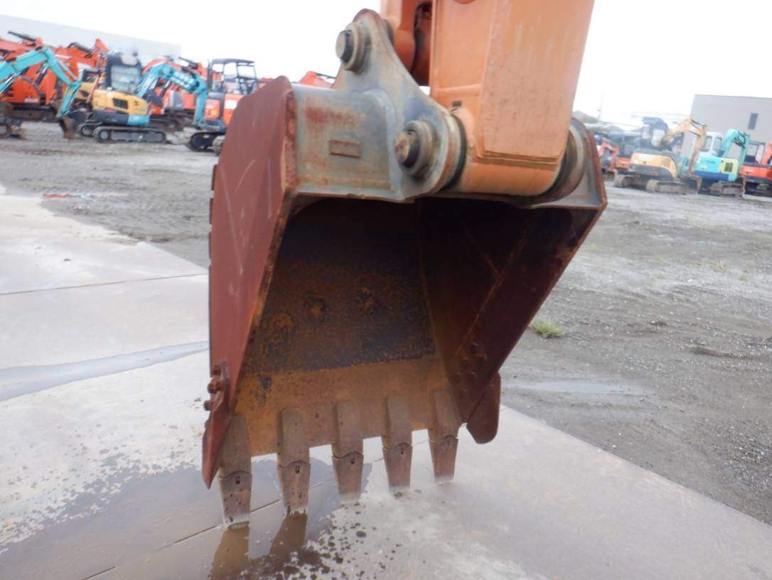Maquinaria pesada usada excavadora Hitachi ZX200X-5B SN X05945 (1)