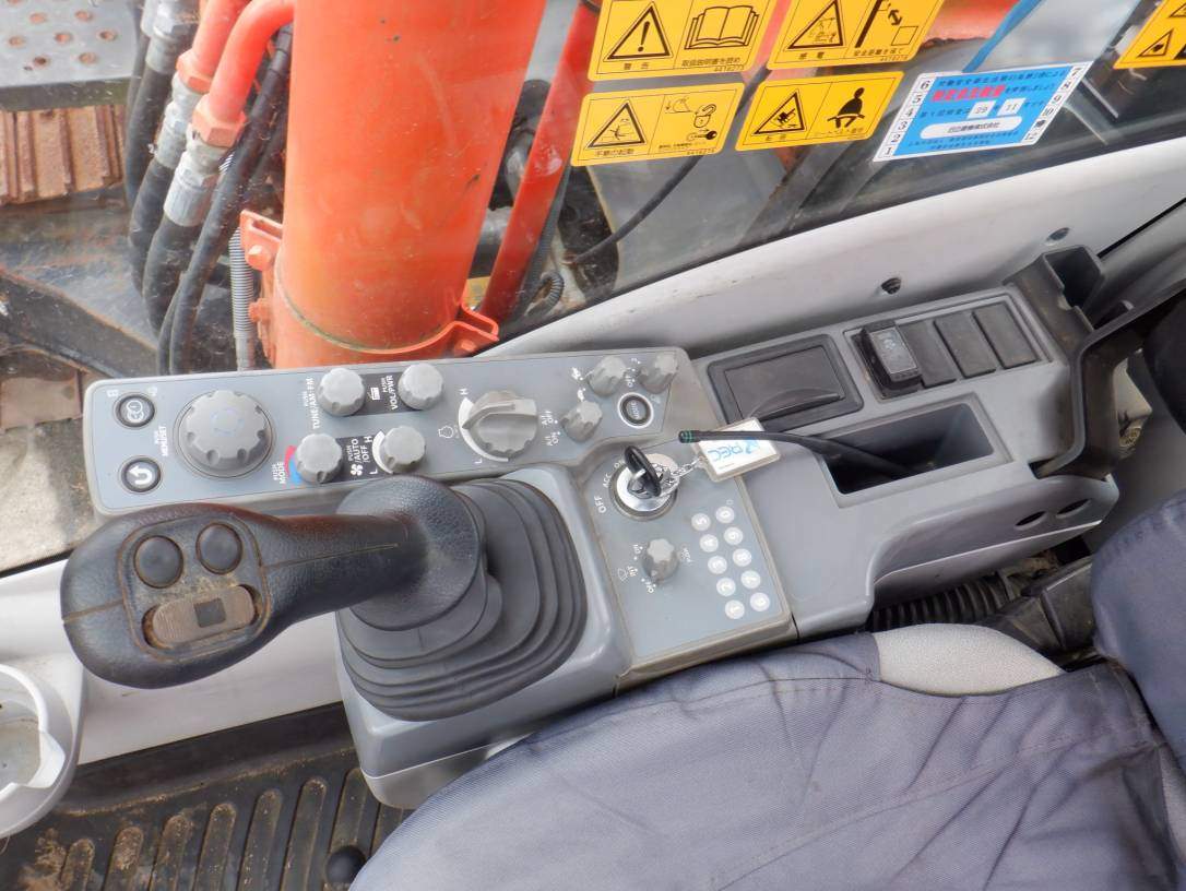Maquinaria pesada usada excavadora Hitachi ZX200X-5B SN X05945 (1)