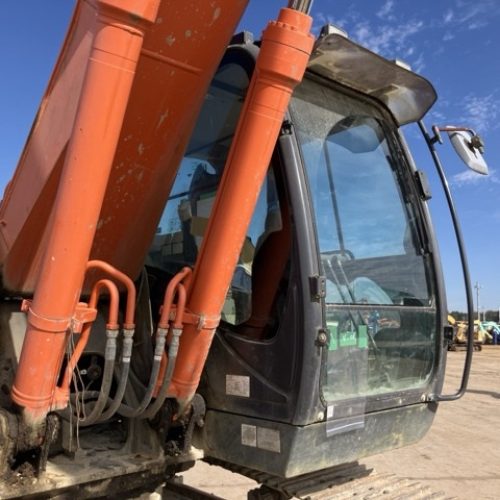 Maquinaria pesada usada excavadora Hitachi ZX200-5B SN X01028 (3)